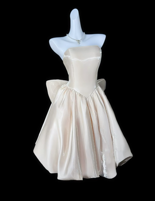 Einfaches A-Linien Satin Trägerloses Geburtstags-Kleid Helles Champagner Kurzes Ballkleid Ärmelloses Partykleid ED07467