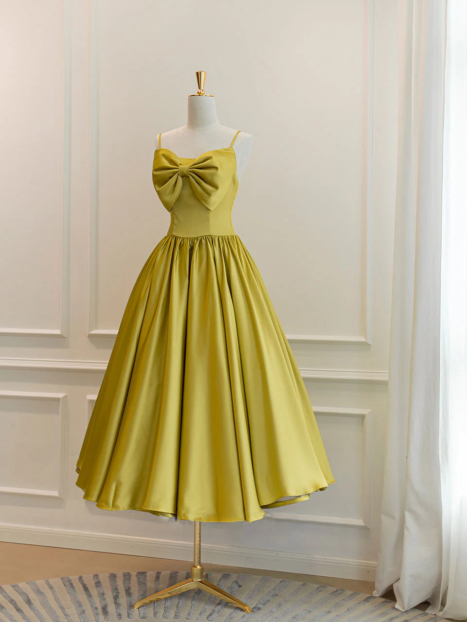 Einfaches gelbes Satin-Kurzballkleid, gelbes Brautjungfernkleid ED0754