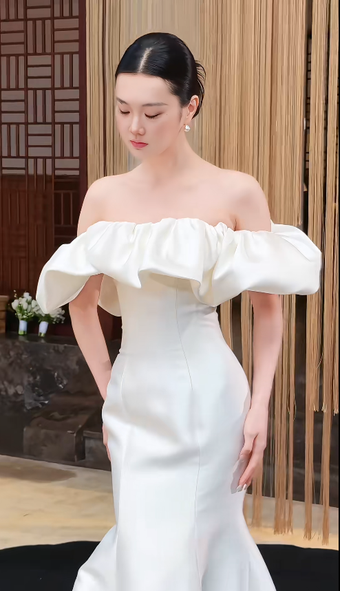 Robe de mariée intemporelle de sirène Robe de mariée blanche Robe de mariée en satin à épaules dénudées ED07699