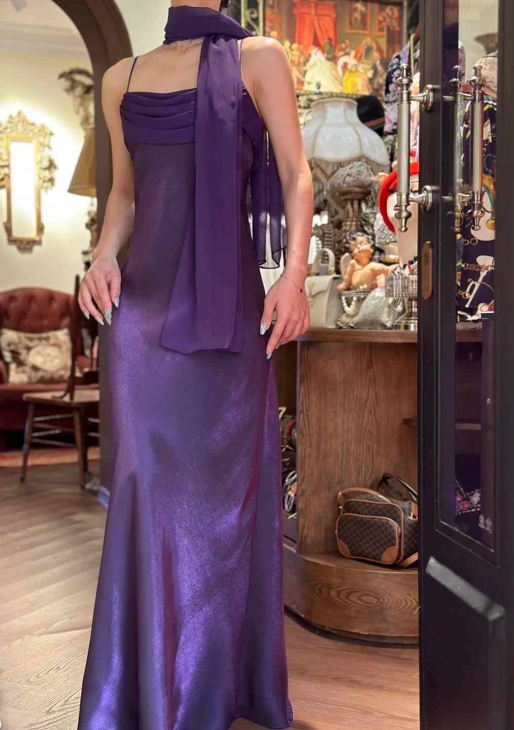 Magnifique Robe de Demoiselle d'Honneur Violette Bretelles Fines Fourreau Satin Longue Robe de Soirée ED07782