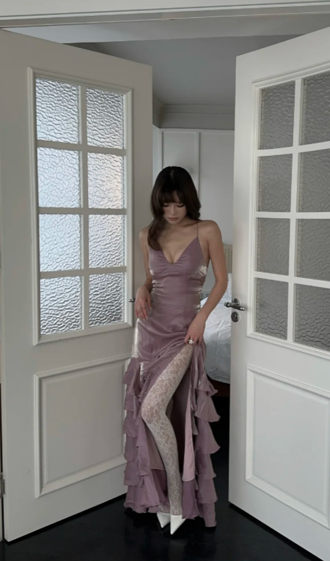 Robe de soirée longue satinée rose poudré avec bretelles fines et coupe fourreau - ED07784