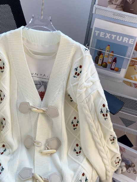 Vintage Strickjacke mit Hornknöpfen und Stickereien ED0794