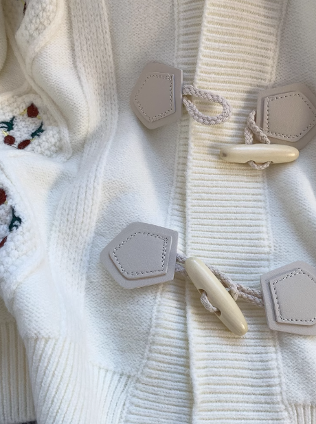 Vintage Strickjacke mit Hornknöpfen und Stickereien ED0794
