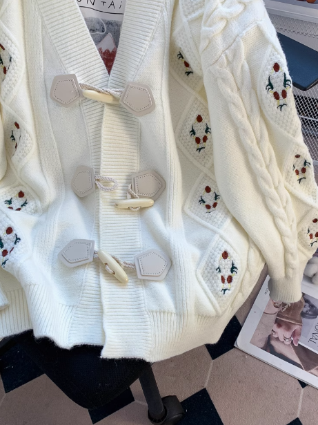 Vintage Strickjacke mit Hornknöpfen und Stickereien ED0794