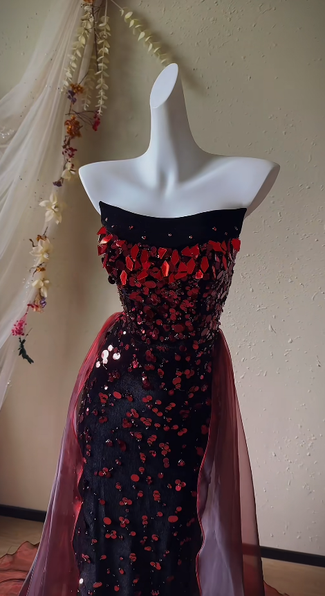 Elegantes Trägerloses Etui-Abendkleid aus Tüll in Burgunderrot Ballkleid ED07961