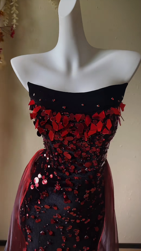 Elegantes Trägerloses Etui-Abendkleid aus Tüll in Burgunderrot Ballkleid ED07961