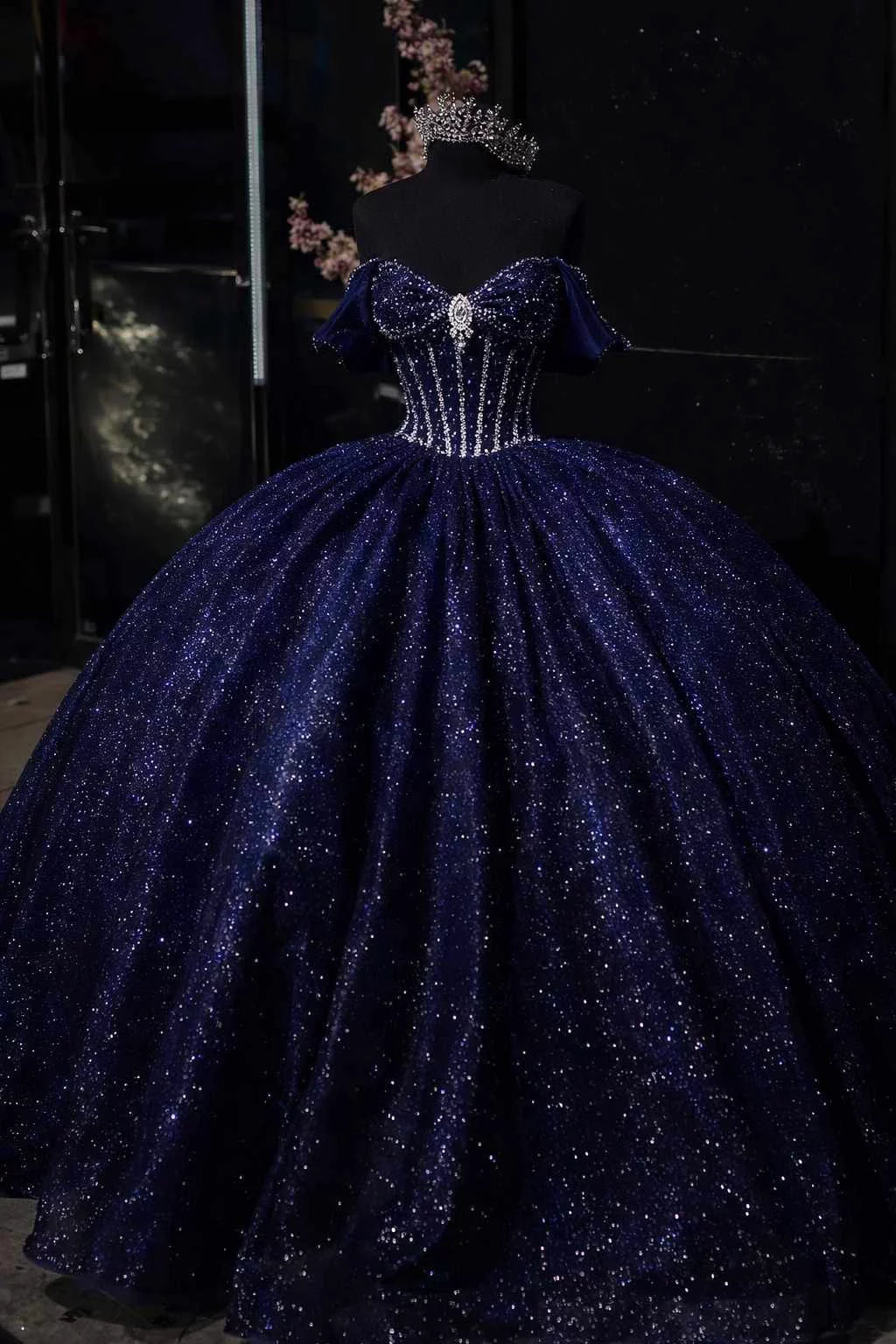 Magnifique robe de bal Quinceanera épaules dénudées en satin, longue robe de bal de promo bleu marine, robe Sweet 16 ED07995