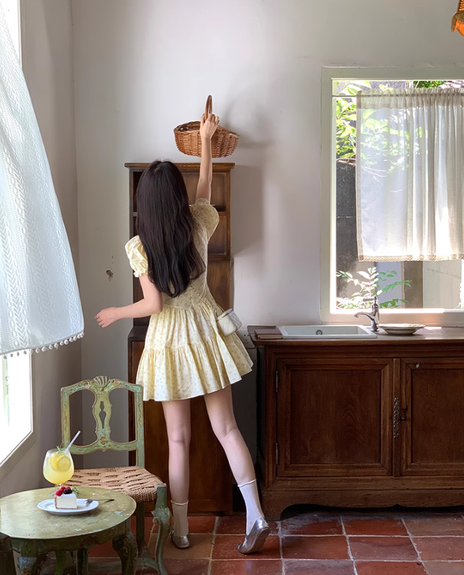 Französisches Blumenkleid mit V-Ausschnitt und Puffärmeln ED0805