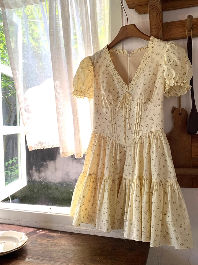 Französisches Blumenkleid mit V-Ausschnitt und Puffärmeln ED0805