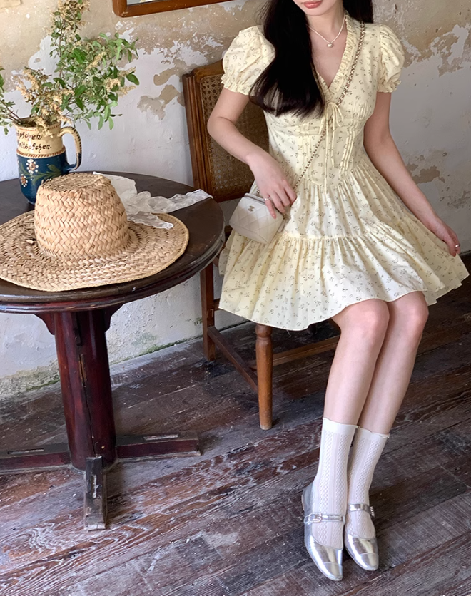 Französisches Blumenkleid mit V-Ausschnitt und Puffärmeln ED0805