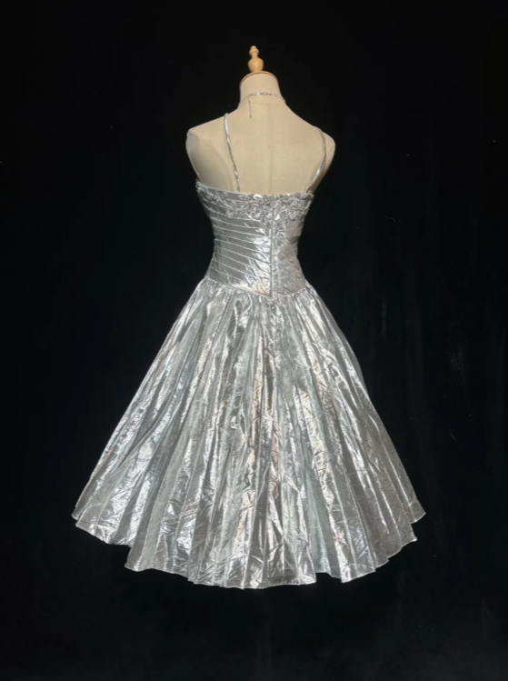 Mignonne Robe d'anniversaire à fines bretelles en satin métallisé coupe trapèze Courte Robe de bal Argentée Tenue de soirée ED08114