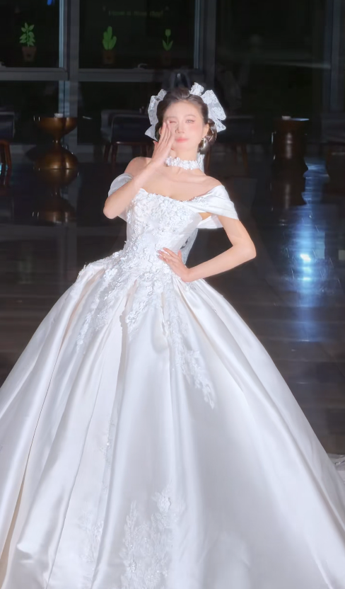 Chic Off-shoulder A-Line Wedding Dress Satin Applique Bridal Gown White Bridal Dress ED08326