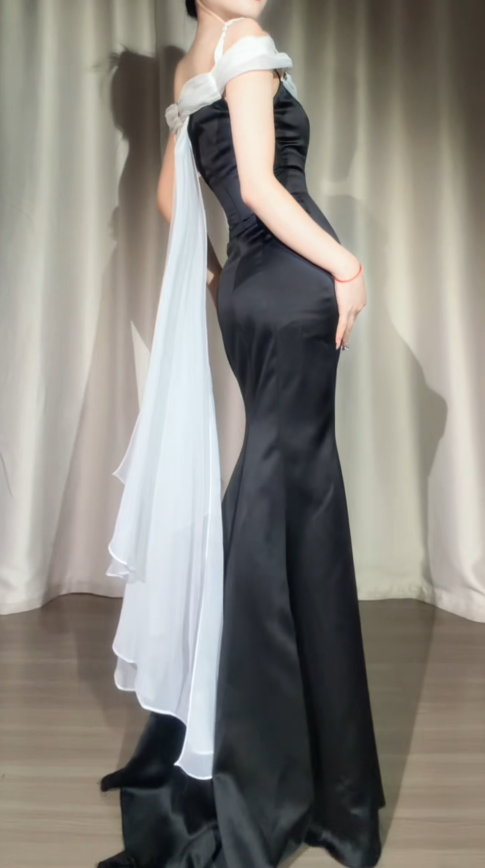 Elegantes schwarzes Ballkleid A-Linie Langes Abendkleid Träger Satinkleid für Party ED09114