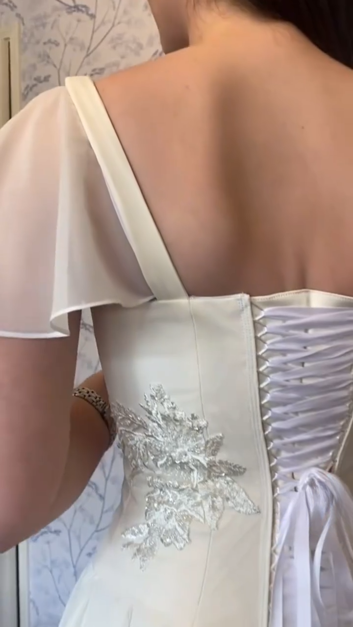 Einfaches weißes A-Linien-Brautkleid aus Satin, ärmellos, V-Ausschnitt, Brautkleid ED09408