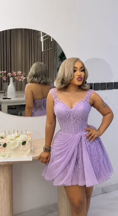 Modisches Lavendel-Hoco-Kleid Spaghettiträger Tüll Perlenkleid für Party A-Linie Geburtstagskleid ED09542