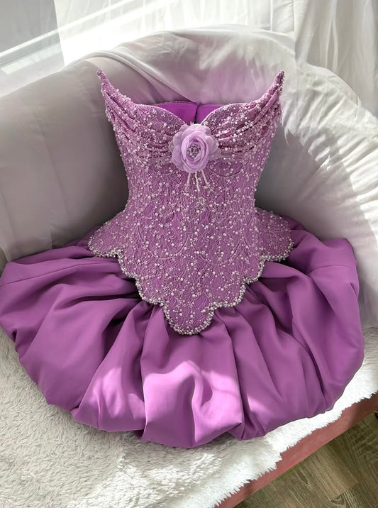 Modisches, kurzes lila Ballkleid, trägerloses A-Linien-Kleid für Homecoming, perlenbesetztes Satin-Kleid für Geburtstage ED09743