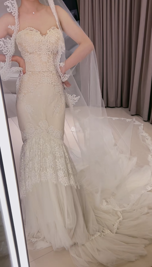Robe de mariée sirène chic en dentelle blanche ED09753