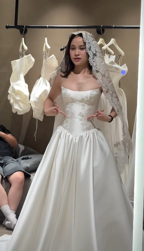 Chic White Bridal Gown A-Line Satin Wedding Dress ED09758