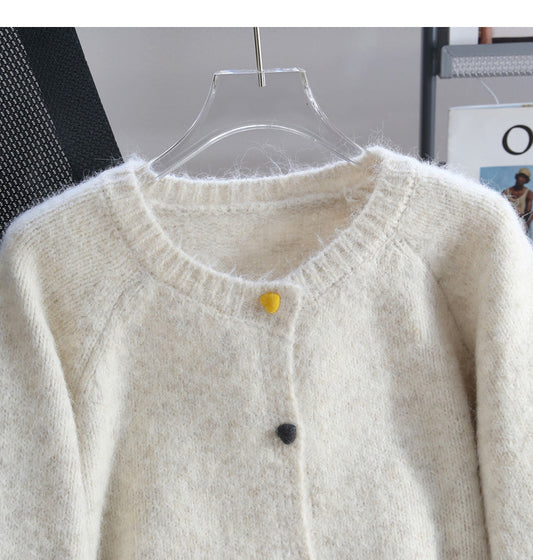 Einfache Strickjacke mit Herzknopf ED0989