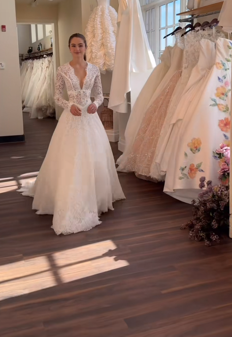 Chic White Wedding Dress A-line Lace Bridal Gown ED09900