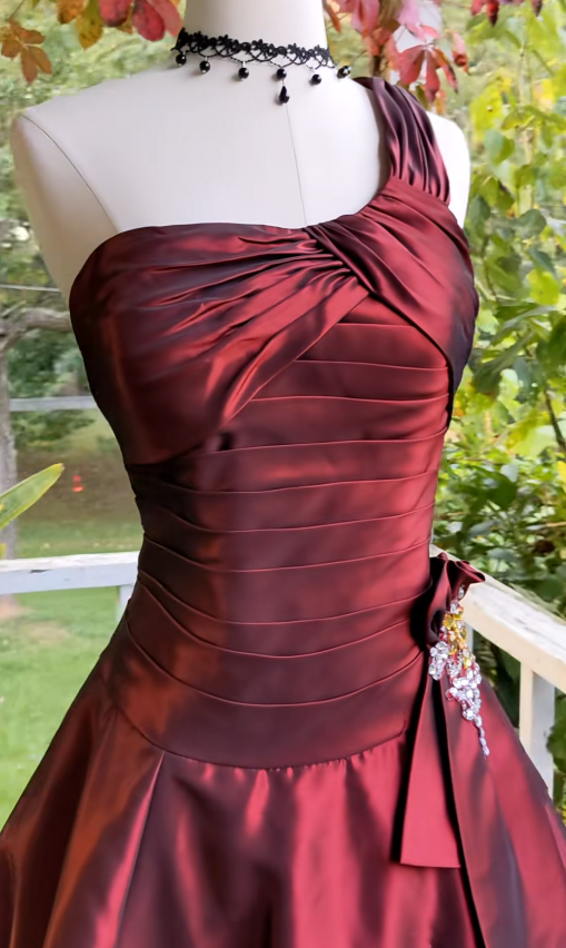 Élégante robe de soirée longue bordeaux en satin coupe A pour bal de promo ED10018