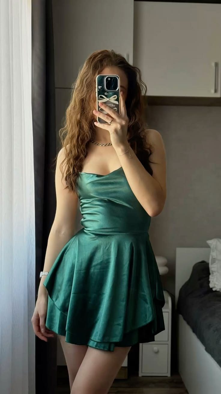 Charmantes dunkelgrünes kurzes Homecoming-Kleid A-Linie Satin Geburtstagskleid ED10419