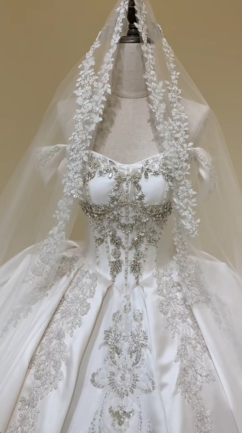 Robe de mariée trapèze intemporelle en satin blanc avec perles ED11384