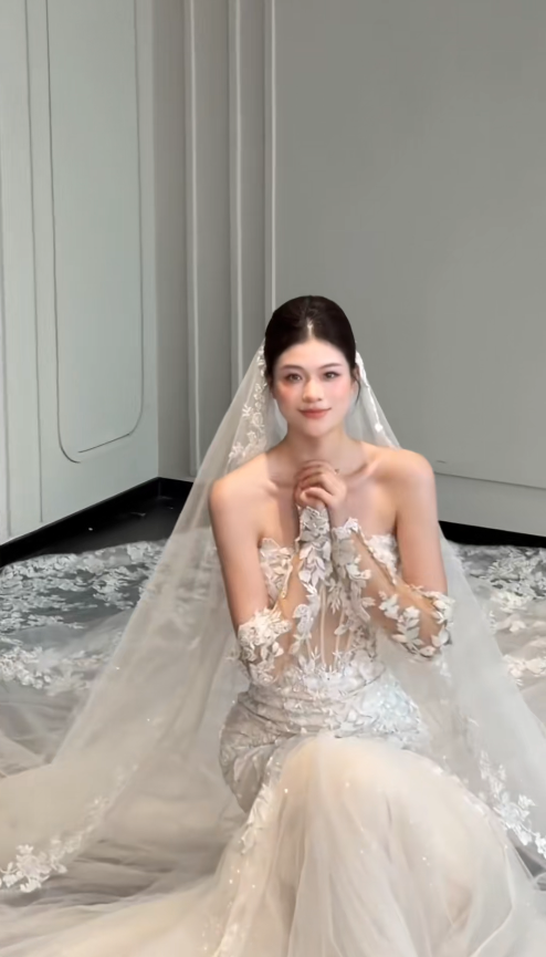 Timeless White Tulle Appliques Wedding Dress A-Line Bridal Gown ED11493
