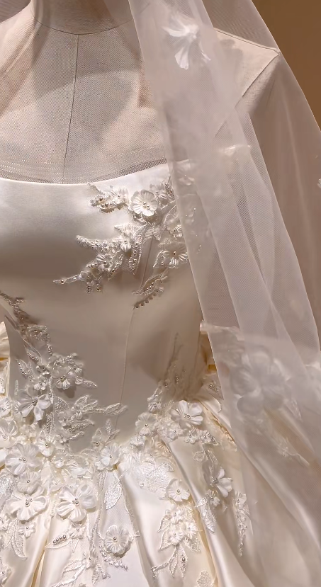 Chic Sweetheart White Appliques Bridal Gown A-Line Satin Wedding Dress ED11600