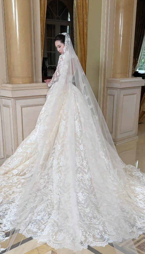 Robe de mariée intemporelle en dentelle, coupe trapèze, blanche, au style romantique ED11809