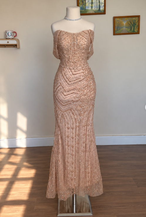 Wunderschönes roségoldenes, figurbetontes, perlenbesetztes langes Abendkleid aus Tüll ED12068