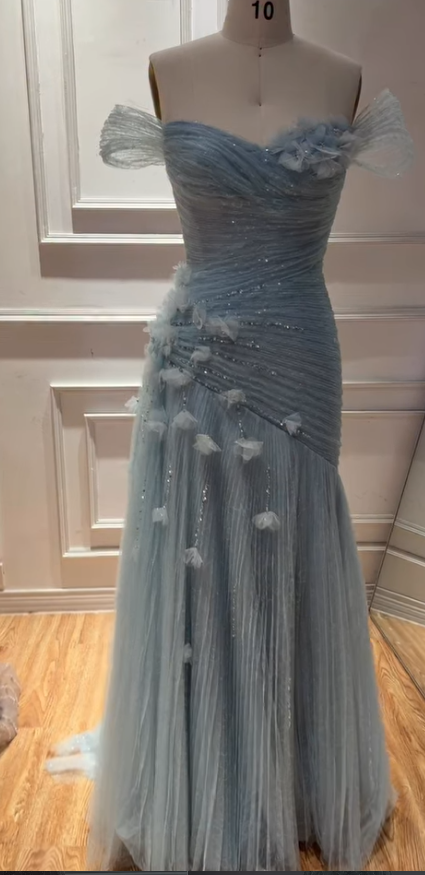 Schickes hellblaues, figurbetontes langes Abendkleid aus Tüll ED12110