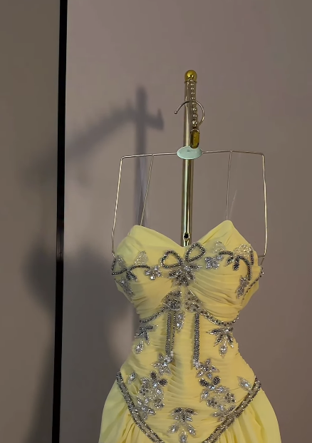 Schönes gelbes Ballkleid – figurbetontes, perlenbesetztes langes Abendkleid aus Chiffon ED12141