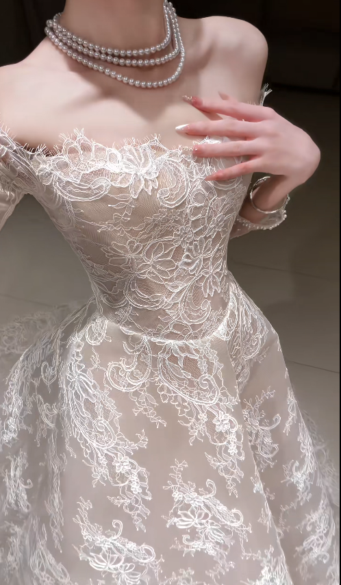 Robe de mariée blanche intemporelle de coupe trapèze avec appliqués en dentelle ED12175