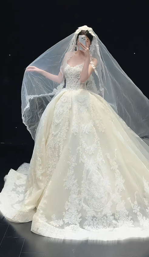 Elegant White Wedding Dress Long Lace Appliques Strapless Bridal Dress A-Line Sleeveless Bridal Gown EP07392