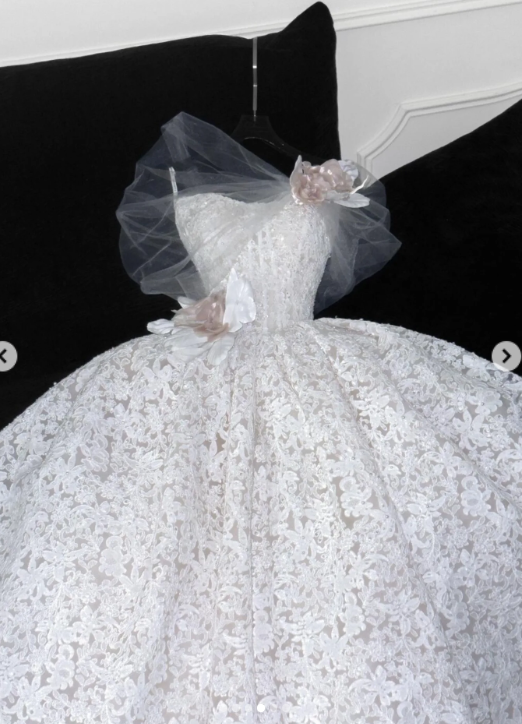 Modest Strapless Ball Gown White Wedding Dress Lace Applique Bridal Dress Elegant Sleeveless Bridal Gown EW003