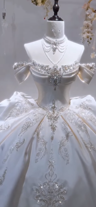 Princess Off-the-shoulder Ball Gown White Wedding Dress Satin Beaded Bridal Dress Elegant Bridal Gown EW004