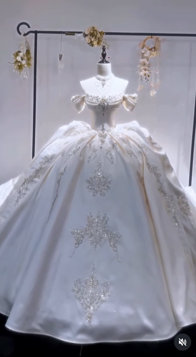 Princess Off-the-shoulder Ball Gown White Wedding Dress Satin Beaded Bridal Dress Elegant Bridal Gown EW004