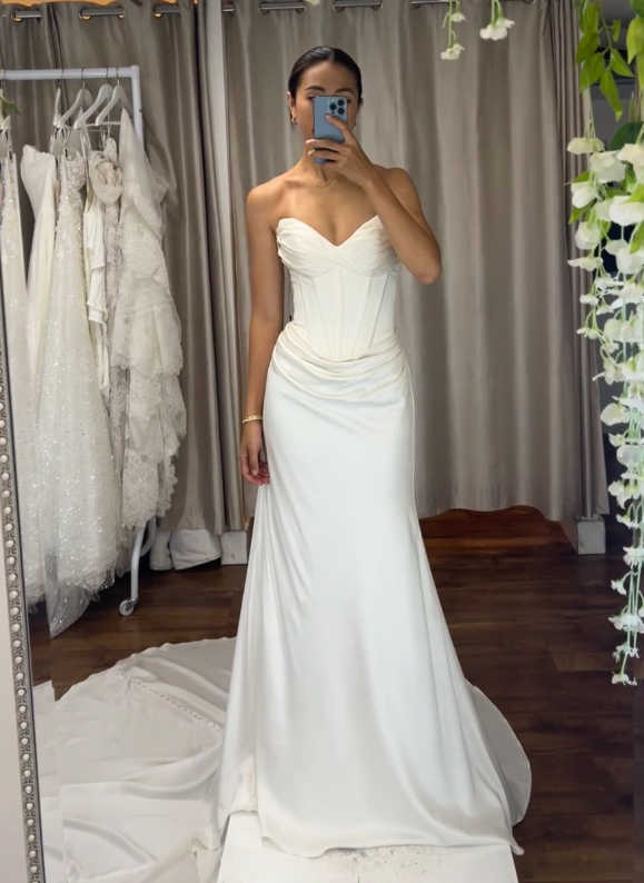 Simple Sweetheart Neck Sheath Wedding Dresses Satin Bridal Gowns White Sleeveless Bridal Dresses EW0107