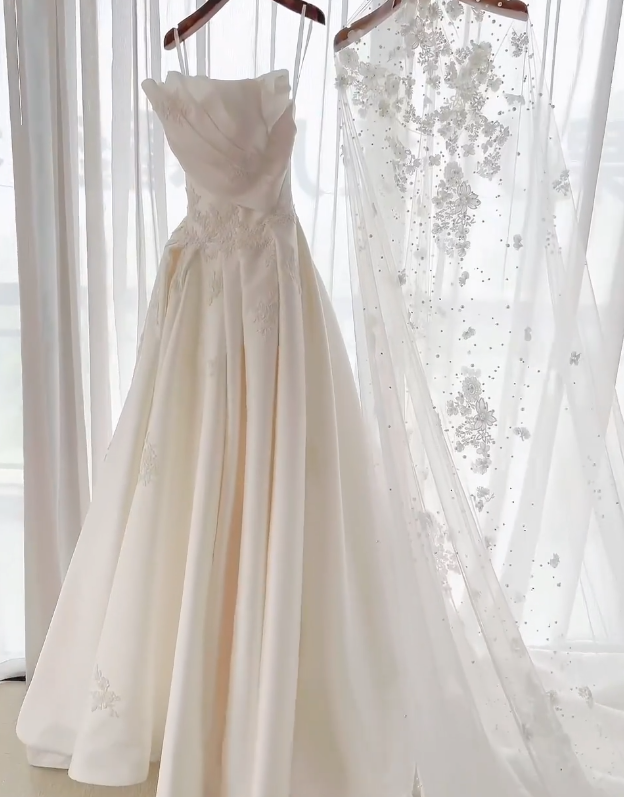 Simple Strapless Ball Gown Satin Wedding Dresses Applique Bridal Gowns Ivory Sleeveless Bridal Dresses EW0110