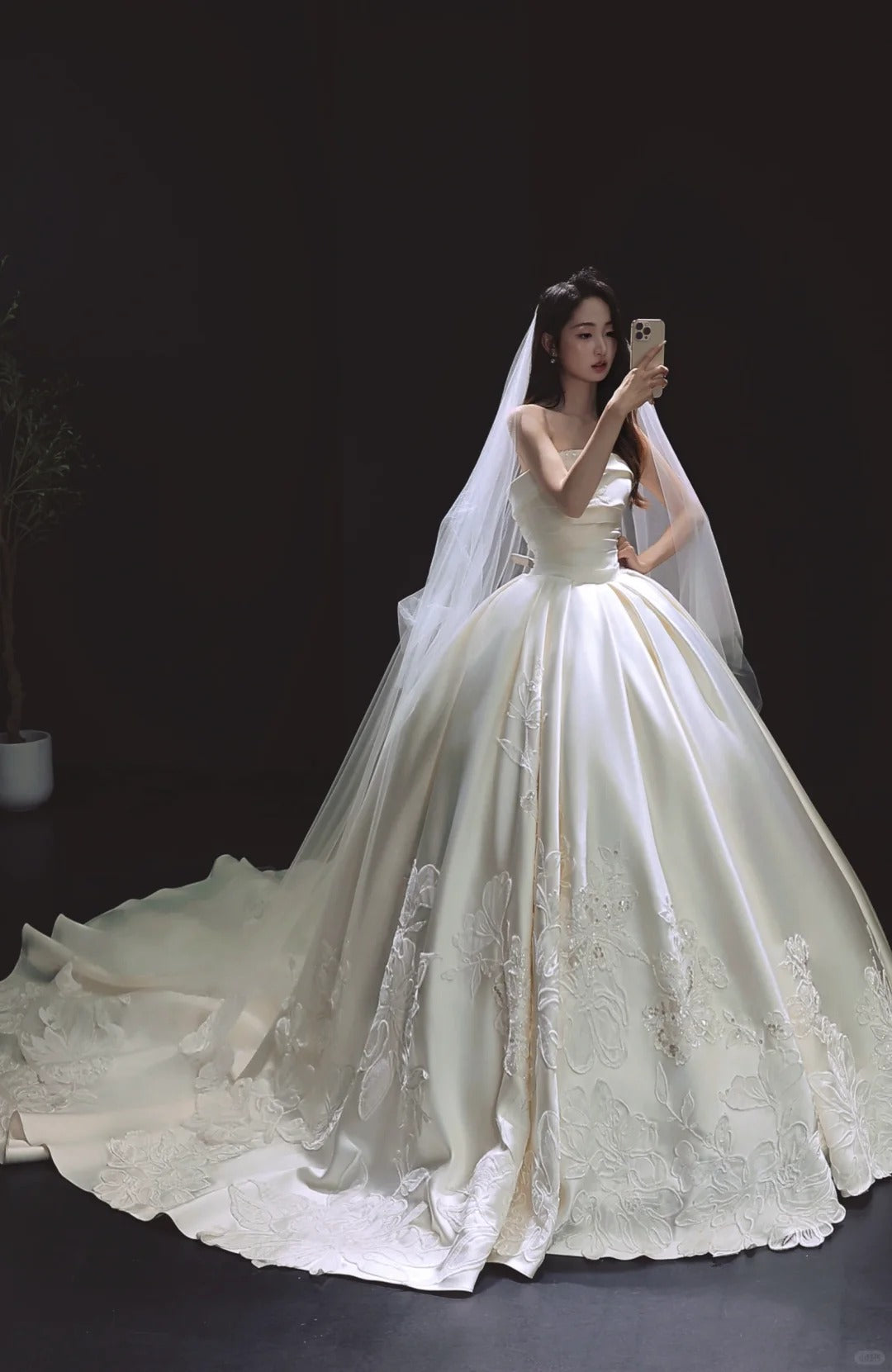 Modest White Ball Gown Strapless Satin Wedding Dress Applique Bridal Gown with Veil EW015