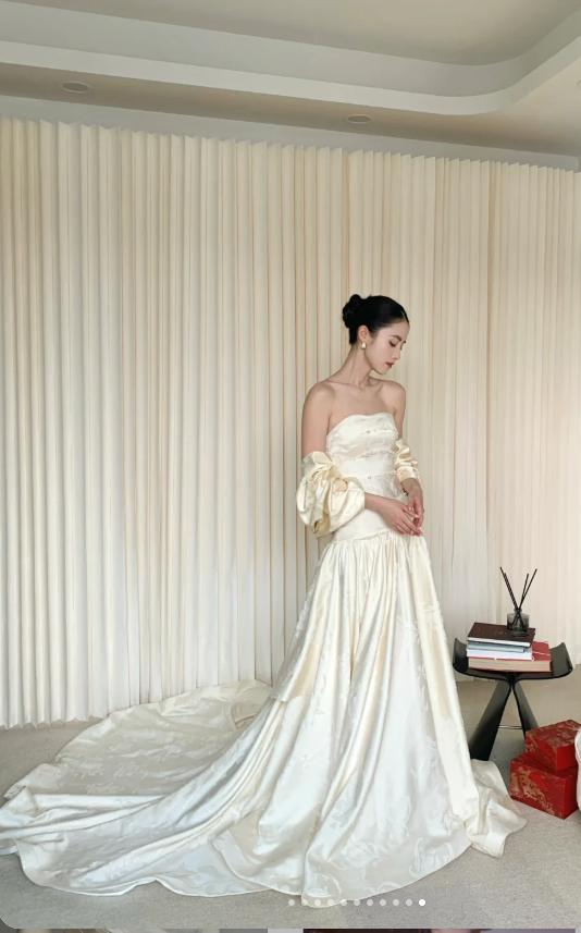 Elegant Strapless Sheath Satin Luxury Wedding Dresses, Sleeveless Light Champagne Train Bridal Gowns EW033