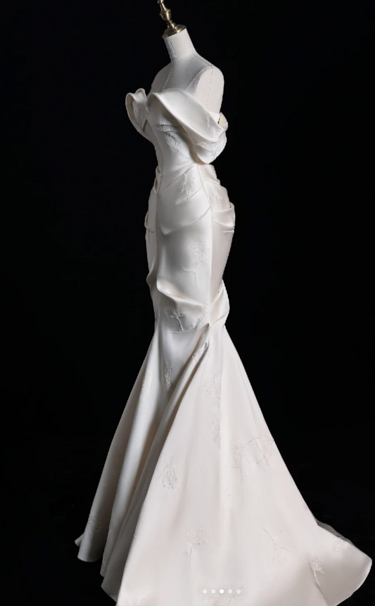 Off-the-shoulder Mermaid Luxury Wedding Dresses , Satin Elegant Bridal Gowns EW040