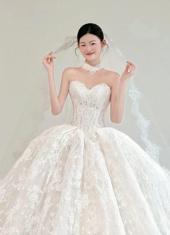 Robe de mariée intemporelle en dentelle coupe trapèze avec col en V, sans manches, EW04759