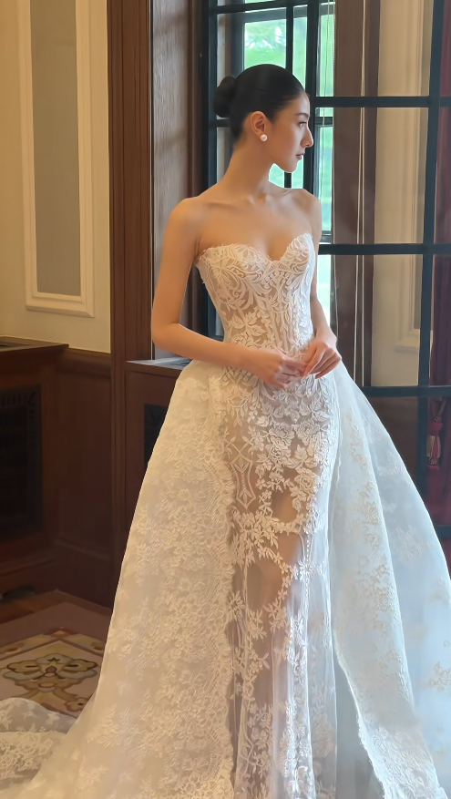 Robe de mariée fourreau intemporelle avec appliques de dentelle EW04763