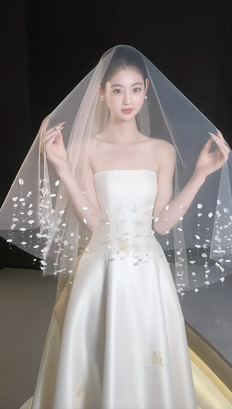 Robe de mariée intemporelle bustier trapèze en satin Robes de mariée blanches EW04766