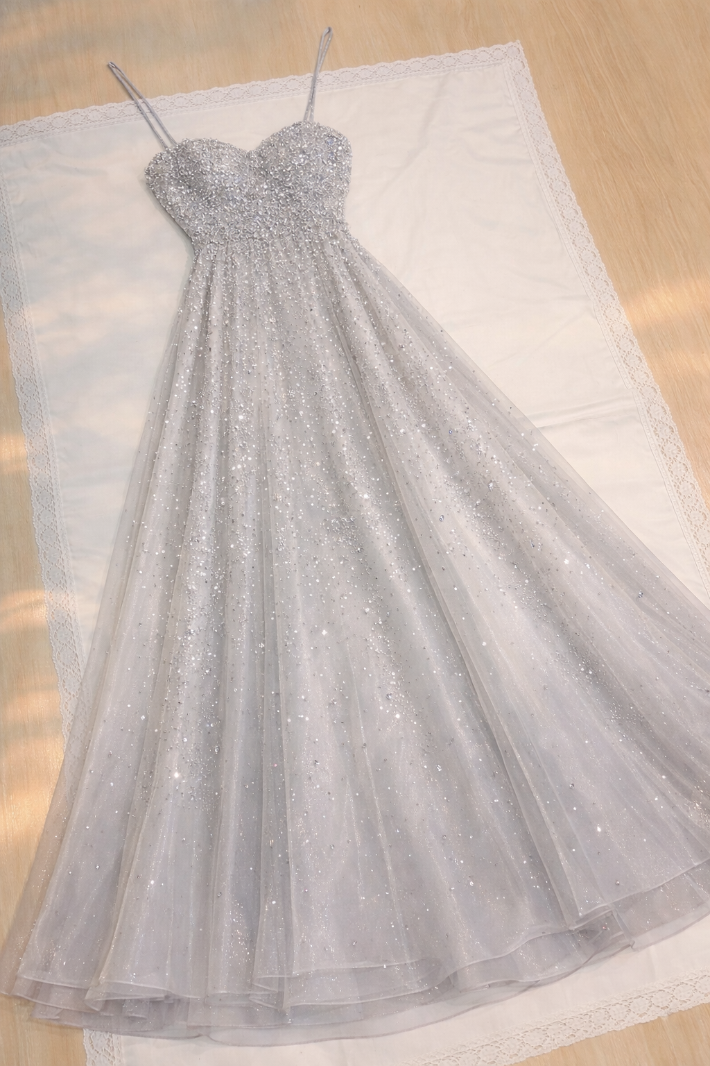 Magnifique Robe de Bal Argentée à Bretelles Fines Robe de Soirée Formelle Coupe A-ligne Tulle Paillettes Robe Longue Sans Manches Tenue d'Anniversaire EW05452