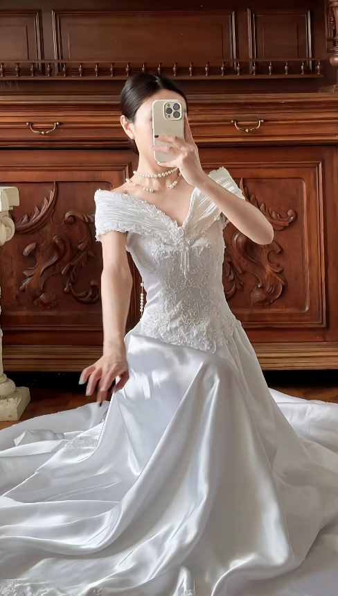 Robe de mariée vintage sans manches, épaules dénudées, coupe trapèze en satin perlé blanc EW07499