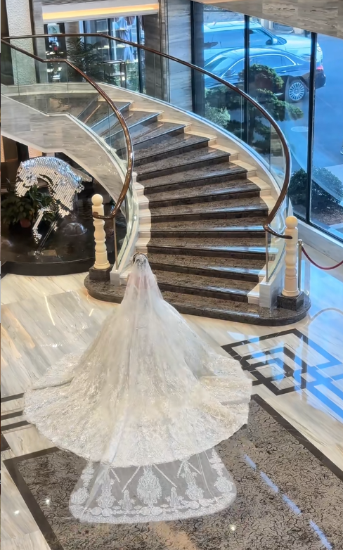 Elegant Strapless Ball Gown Tulle Luxury Wedding Dresses Applique White Bridal Gowns EW075