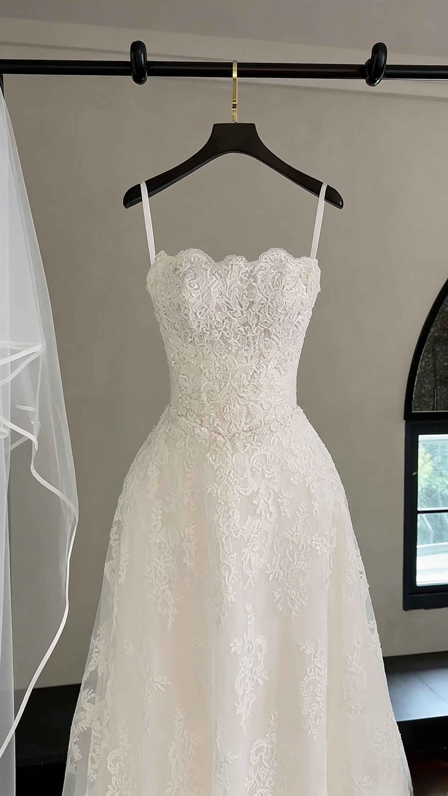 Gorgeous Strapless A-line Long Weddng Dresses Lace Appliques White Bridal Gowns Sleeveless Bridal Dresses ED05570